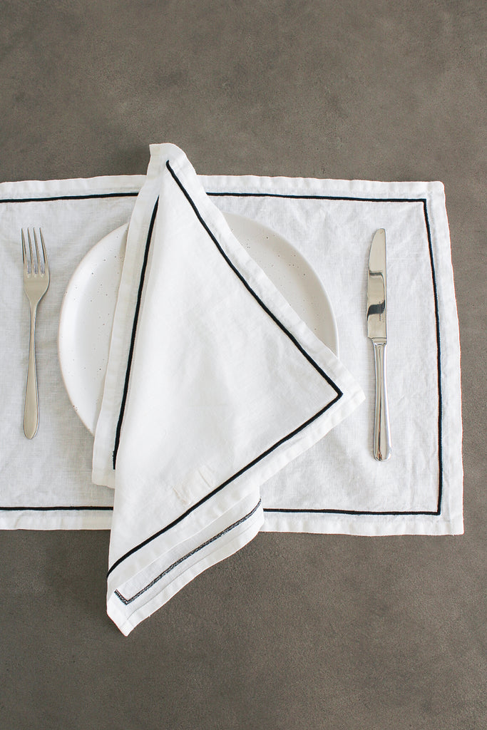 Embroidered Edge Napkins In Black (Set of 4)