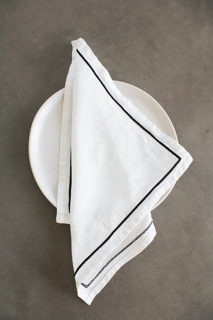 Embroidered Edge Napkins In Black (Set of 4)