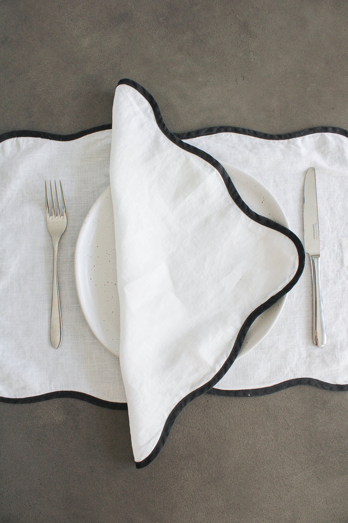 Scalloped Placemats In Black (Set of 4)